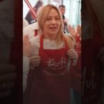 A spontaneous, off-the-record moment... Meloni surprises pizza restaurant patrons and steals the show