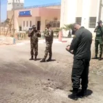 الاتحاد الأوروبي يجدد دعمه لمقترح الحكم الذاتي المغربي بعد أحداث السمارة الرباط - صوت الإمارات في تحرك دبلوماسي يعزز الزخم الدولي الداعم لموقف المغرب، أعرب الاتحاد الأوروبي عن إدانته الشديدة للهجوم الأخير الذي استهدف مدينة السمارة، داعياً إلى ضرورة الالتزام بالتهدئة وتغليب لغة الحوار السياسي لإنهاء النزاع المفتعل حول الصحراء المغربية. إدانة أوروبية رسمية ودعوة للتفاوض وشدد سفير الاتحاد الأوروبي لدى المملكة المغربية، ديميتار تزانشيف، على أن استهداف المدنيين في مدينة السمارة هو عمل "يجب أن يُدان"، مؤكداً أن المرحلة الراهنة تتطلب روحاً من المسؤولية لتفادي أي انزلاق نحو التصعيد العسكري. وأشار تزانشيف، في تدوينة رسمية عبر صفحة البعثة الأوروبية، إلى أن المخرج الوحيد للأزمة يكمن في "التفاوض" وليس في استفزاز الأمن الإقليمي، وذلك تماشياً مع قرار مجلس الأمن الأخير رقم 2797 لسنة 2025. دعم المبادرة المغربية والشرعية الدولية ولم تقتصر الرسالة الأوروبية على التنديد بالهجوم فحسب، بل جددت التأكيد على الموقف الاستراتيجي للاتحاد الأوروبي بدعم التوصل إلى "حل عادل ودائم ومقبول من جميع الأطراف". وأبرز السفير تزانشيف أن مقترح الحكم الذاتي الذي يطرحه المغرب يشكل أساساً متيناً يتوافق مع ميثاق الأمم المتحدة والقرارات الدولية، مما يعكس اعترافاً أوروبياً متزايداً بواقعية ومصداقية الرؤية المغربية لحل الملف. عزلة دولية متزايدة للأطراف الانفصالية ويأتي هذا الموقف الأوروبي الحازم ليتناغم مع مواقف دولية كبرى، على رأسها الولايات المتحدة وفرنسا، التي سارعت في وقت سابق لإدانة أحداث السمارة. ويرى مراقبون أن هذا "الإجماع الدبلوماسي" يضع جبهة البوليساريو ومن خلفها في عزلة دولية خانقة، حيث بات المجتمع الدولي ينظر إلى هذه الأعمال باعتبارها تقويضاً صريحاً لجهود الأمم المتحدة وتهديداً مباشراً للاستقرار في منطقة شمال أفريقيا والساحل. بهذا الموقف، يبعث الاتحاد الأوروبي برسالة واضحة مفادها أن الاستقرار الإقليمي خط أحمر، وأن المسار السياسي القائم على الواقعية والتوافق هو السبيل الوحيد لطي صفحة هذا النزاع، بما يخدم مصالح شعوب المنطقة ويعزز الشراكة الاستراتيجية بين ضفتي المتوسط.