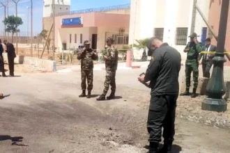 الاتحاد الأوروبي يجدد دعمه لمقترح الحكم الذاتي المغربي بعد أحداث السمارة الرباط - صوت الإمارات في تحرك دبلوماسي يعزز الزخم الدولي الداعم لموقف المغرب، أعرب الاتحاد الأوروبي عن إدانته الشديدة للهجوم الأخير الذي استهدف مدينة السمارة، داعياً إلى ضرورة الالتزام بالتهدئة وتغليب لغة الحوار السياسي لإنهاء النزاع المفتعل حول الصحراء المغربية. إدانة أوروبية رسمية ودعوة للتفاوض وشدد سفير الاتحاد الأوروبي لدى المملكة المغربية، ديميتار تزانشيف، على أن استهداف المدنيين في مدينة السمارة هو عمل "يجب أن يُدان"، مؤكداً أن المرحلة الراهنة تتطلب روحاً من المسؤولية لتفادي أي انزلاق نحو التصعيد العسكري. وأشار تزانشيف، في تدوينة رسمية عبر صفحة البعثة الأوروبية، إلى أن المخرج الوحيد للأزمة يكمن في "التفاوض" وليس في استفزاز الأمن الإقليمي، وذلك تماشياً مع قرار مجلس الأمن الأخير رقم 2797 لسنة 2025. دعم المبادرة المغربية والشرعية الدولية ولم تقتصر الرسالة الأوروبية على التنديد بالهجوم فحسب، بل جددت التأكيد على الموقف الاستراتيجي للاتحاد الأوروبي بدعم التوصل إلى "حل عادل ودائم ومقبول من جميع الأطراف". وأبرز السفير تزانشيف أن مقترح الحكم الذاتي الذي يطرحه المغرب يشكل أساساً متيناً يتوافق مع ميثاق الأمم المتحدة والقرارات الدولية، مما يعكس اعترافاً أوروبياً متزايداً بواقعية ومصداقية الرؤية المغربية لحل الملف. عزلة دولية متزايدة للأطراف الانفصالية ويأتي هذا الموقف الأوروبي الحازم ليتناغم مع مواقف دولية كبرى، على رأسها الولايات المتحدة وفرنسا، التي سارعت في وقت سابق لإدانة أحداث السمارة. ويرى مراقبون أن هذا "الإجماع الدبلوماسي" يضع جبهة البوليساريو ومن خلفها في عزلة دولية خانقة، حيث بات المجتمع الدولي ينظر إلى هذه الأعمال باعتبارها تقويضاً صريحاً لجهود الأمم المتحدة وتهديداً مباشراً للاستقرار في منطقة شمال أفريقيا والساحل. بهذا الموقف، يبعث الاتحاد الأوروبي برسالة واضحة مفادها أن الاستقرار الإقليمي خط أحمر، وأن المسار السياسي القائم على الواقعية والتوافق هو السبيل الوحيد لطي صفحة هذا النزاع، بما يخدم مصالح شعوب المنطقة ويعزز الشراكة الاستراتيجية بين ضفتي المتوسط.