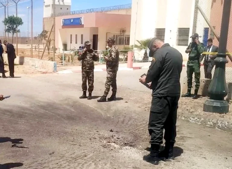 الاتحاد الأوروبي يجدد دعمه لمقترح الحكم الذاتي المغربي بعد أحداث السمارة الرباط - صوت الإمارات في تحرك دبلوماسي يعزز الزخم الدولي الداعم لموقف المغرب، أعرب الاتحاد الأوروبي عن إدانته الشديدة للهجوم الأخير الذي استهدف مدينة السمارة، داعياً إلى ضرورة الالتزام بالتهدئة وتغليب لغة الحوار السياسي لإنهاء النزاع المفتعل حول الصحراء المغربية. إدانة أوروبية رسمية ودعوة للتفاوض وشدد سفير الاتحاد الأوروبي لدى المملكة المغربية، ديميتار تزانشيف، على أن استهداف المدنيين في مدينة السمارة هو عمل "يجب أن يُدان"، مؤكداً أن المرحلة الراهنة تتطلب روحاً من المسؤولية لتفادي أي انزلاق نحو التصعيد العسكري. وأشار تزانشيف، في تدوينة رسمية عبر صفحة البعثة الأوروبية، إلى أن المخرج الوحيد للأزمة يكمن في "التفاوض" وليس في استفزاز الأمن الإقليمي، وذلك تماشياً مع قرار مجلس الأمن الأخير رقم 2797 لسنة 2025. دعم المبادرة المغربية والشرعية الدولية ولم تقتصر الرسالة الأوروبية على التنديد بالهجوم فحسب، بل جددت التأكيد على الموقف الاستراتيجي للاتحاد الأوروبي بدعم التوصل إلى "حل عادل ودائم ومقبول من جميع الأطراف". وأبرز السفير تزانشيف أن مقترح الحكم الذاتي الذي يطرحه المغرب يشكل أساساً متيناً يتوافق مع ميثاق الأمم المتحدة والقرارات الدولية، مما يعكس اعترافاً أوروبياً متزايداً بواقعية ومصداقية الرؤية المغربية لحل الملف. عزلة دولية متزايدة للأطراف الانفصالية ويأتي هذا الموقف الأوروبي الحازم ليتناغم مع مواقف دولية كبرى، على رأسها الولايات المتحدة وفرنسا، التي سارعت في وقت سابق لإدانة أحداث السمارة. ويرى مراقبون أن هذا "الإجماع الدبلوماسي" يضع جبهة البوليساريو ومن خلفها في عزلة دولية خانقة، حيث بات المجتمع الدولي ينظر إلى هذه الأعمال باعتبارها تقويضاً صريحاً لجهود الأمم المتحدة وتهديداً مباشراً للاستقرار في منطقة شمال أفريقيا والساحل. بهذا الموقف، يبعث الاتحاد الأوروبي برسالة واضحة مفادها أن الاستقرار الإقليمي خط أحمر، وأن المسار السياسي القائم على الواقعية والتوافق هو السبيل الوحيد لطي صفحة هذا النزاع، بما يخدم مصالح شعوب المنطقة ويعزز الشراكة الاستراتيجية بين ضفتي المتوسط.