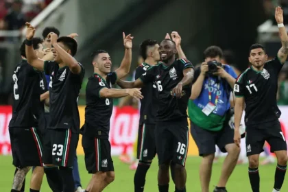 Mexico leads the way.. the first ticket to the World Cup knockout stages (video)