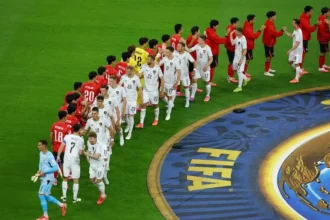 استهل منتخب كوريا الجنوبية مشواره في بطولة كأس العالم 2026 بفوز ثمين على نظيره التشيكي بنتيجة 2-1، في المباراة التي جمعتهما فجر الجمعة ضمن منافسات الجولة الأولى للمجموعة الأولى. وأقيم اللقاء على ملعب أكرون بالمكسيك، بعد ساعات قليلة من فوز أصحاب الأرض، منتخب المكسيك، على جنوب أفريقيا بهدفين دون رد في المباراة الافتتاحية للبطولة. وأدار المباراة طاقم تحكيم مصري بقيادة الحكم الدولي أمين عمر، وعاونه محمود أبو الرجال وأحمد حسام طه، فيما تولى محمود عاشور مسؤولية تقنية الفيديو. وانتهى الشوط الأول بالتعادل السلبي، وسط حذر متبادل من المنتخبين، قبل أن تتغير وتيرة المباراة في النصف الثاني. وكان منتخب التشيك البادئ بالتسجيل عن طريق لاديسلاف كريتشي في الدقيقة 59، ليمنح فريقه الأفضلية ويضع المنتخب الكوري تحت الضغط. ولم يتأخر الرد الكوري كثيرًا، إذ نجح بيوم هوانج في إدراك التعادل بالدقيقة 67، ليعيد المباراة إلى نقطة البداية. وشهدت الدقائق التالية إثارة كبيرة بعدما تمكن المنتخب التشيكي من هز الشباك مجددًا، إلا أن الحكم ألغى الهدف بداعي التسلل بعد مراجعة الحالة. واستغل المنتخب الكوري الدفعة المعنوية ليخطف هدف الفوز في الدقيقة 80 عبر البديل هيون جيو أوه، الذي ترجم تفوق فريقه في الشوط الثاني إلى انتصار ثمين. وبهذا الفوز، رفع منتخب كوريا الجنوبية رصيده إلى ثلاث نقاط، ليتقاسم صدارة المجموعة الأولى مع المنتخب المكسيكي، فيما بقي منتخبا التشيك وجنوب أفريقيا دون نقاط عقب الجولة الافتتاحية. ومن المقرر أن تشهد الجولة الثانية مواجهة قوية بين المكسيك وكوريا الجنوبية على صدارة المجموعة، بينما تبحث التشيك وجنوب أفريقيا عن تعويض خسارتيهما الأولى عندما يلتقيان في مواجهة لا تقبل المزيد من التعثر