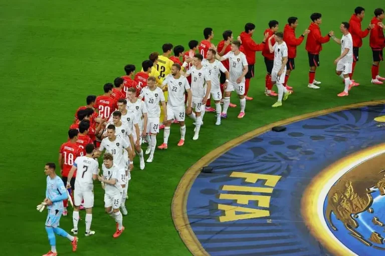 استهل منتخب كوريا الجنوبية مشواره في بطولة كأس العالم 2026 بفوز ثمين على نظيره التشيكي بنتيجة 2-1، في المباراة التي جمعتهما فجر الجمعة ضمن منافسات الجولة الأولى للمجموعة الأولى. وأقيم اللقاء على ملعب أكرون بالمكسيك، بعد ساعات قليلة من فوز أصحاب الأرض، منتخب المكسيك، على جنوب أفريقيا بهدفين دون رد في المباراة الافتتاحية للبطولة. وأدار المباراة طاقم تحكيم مصري بقيادة الحكم الدولي أمين عمر، وعاونه محمود أبو الرجال وأحمد حسام طه، فيما تولى محمود عاشور مسؤولية تقنية الفيديو. وانتهى الشوط الأول بالتعادل السلبي، وسط حذر متبادل من المنتخبين، قبل أن تتغير وتيرة المباراة في النصف الثاني. وكان منتخب التشيك البادئ بالتسجيل عن طريق لاديسلاف كريتشي في الدقيقة 59، ليمنح فريقه الأفضلية ويضع المنتخب الكوري تحت الضغط. ولم يتأخر الرد الكوري كثيرًا، إذ نجح بيوم هوانج في إدراك التعادل بالدقيقة 67، ليعيد المباراة إلى نقطة البداية. وشهدت الدقائق التالية إثارة كبيرة بعدما تمكن المنتخب التشيكي من هز الشباك مجددًا، إلا أن الحكم ألغى الهدف بداعي التسلل بعد مراجعة الحالة. واستغل المنتخب الكوري الدفعة المعنوية ليخطف هدف الفوز في الدقيقة 80 عبر البديل هيون جيو أوه، الذي ترجم تفوق فريقه في الشوط الثاني إلى انتصار ثمين. وبهذا الفوز، رفع منتخب كوريا الجنوبية رصيده إلى ثلاث نقاط، ليتقاسم صدارة المجموعة الأولى مع المنتخب المكسيكي، فيما بقي منتخبا التشيك وجنوب أفريقيا دون نقاط عقب الجولة الافتتاحية. ومن المقرر أن تشهد الجولة الثانية مواجهة قوية بين المكسيك وكوريا الجنوبية على صدارة المجموعة، بينما تبحث التشيك وجنوب أفريقيا عن تعويض خسارتيهما الأولى عندما يلتقيان في مواجهة لا تقبل المزيد من التعثر