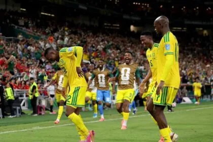 South Africa chases an unprecedented achievement against Canada at the World Cup.