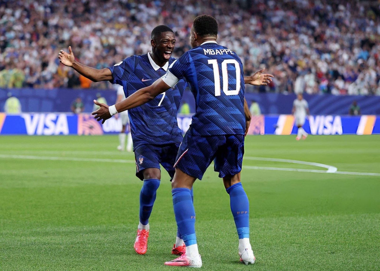 After an exceptional night and a stoppage of several hours, France defeats Iraq 3-0 and secures its place in the round of 32