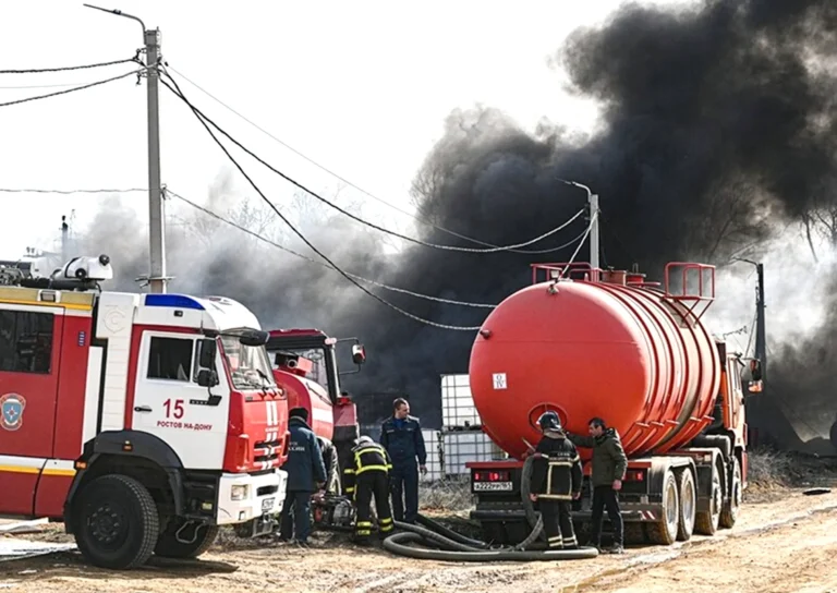 إخماد حريق في أكبر مصفاة نفط مستقلة بروسيا والسلطات تنفي هجوماً أوكرانياً