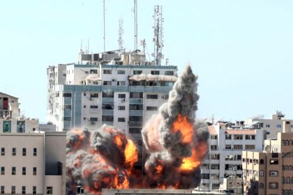 إعلام فلسطيني: 6 قتلى و10 إصابات في قصف إسرائيلي قرب مبنى الجوازات بمدينة غزة
