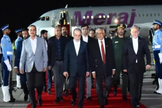 إيران تتحرك نحو إسلام آباد لإنهاء الحرب.. وعراقجي يترأس وفدا فنيا