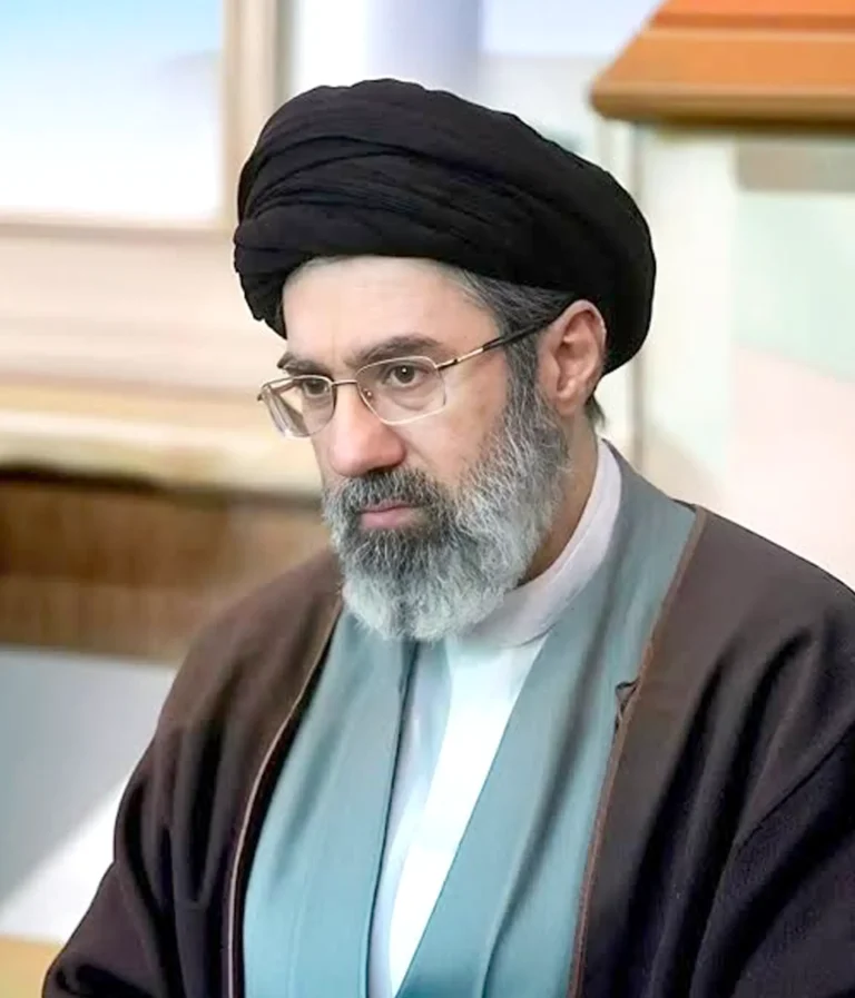 إيران: مجتبى خامنئي يطالب بفتح آلاف الملفات القضائية ضد قادة واشنطن وإسرائيل