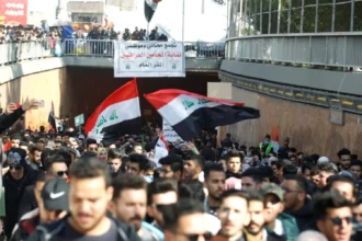 احتجاجات موظفي "نفط البصرة": إغلاق بوابة حقل الزبير يهدد الشريان الاقتصادي للعراق