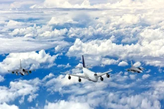 Alert in the skies of Hungary: NATO fighters escort an Israeli passenger plane after contact was lost