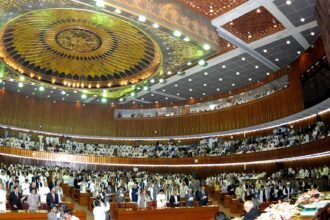 أزمات باكستان تحت قبة البرلمان: هل تنجح ميزانية 2026 في إرضاء الأقاليم؟