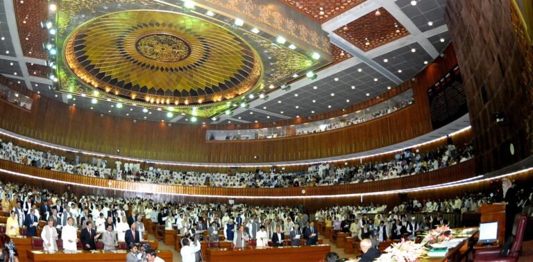 أزمات باكستان تحت قبة البرلمان: هل تنجح ميزانية 2026 في إرضاء الأقاليم؟