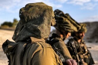 مقتل ضابط إسرائيلي في اشتباك بجنوب لبنان وانفجار غامض في تل أبيب