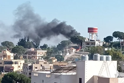 الجيش الإسرائيلي يحرق منازل في بلدة عين عرب جنوب لبنان بعد إنذارات بالإخلاء