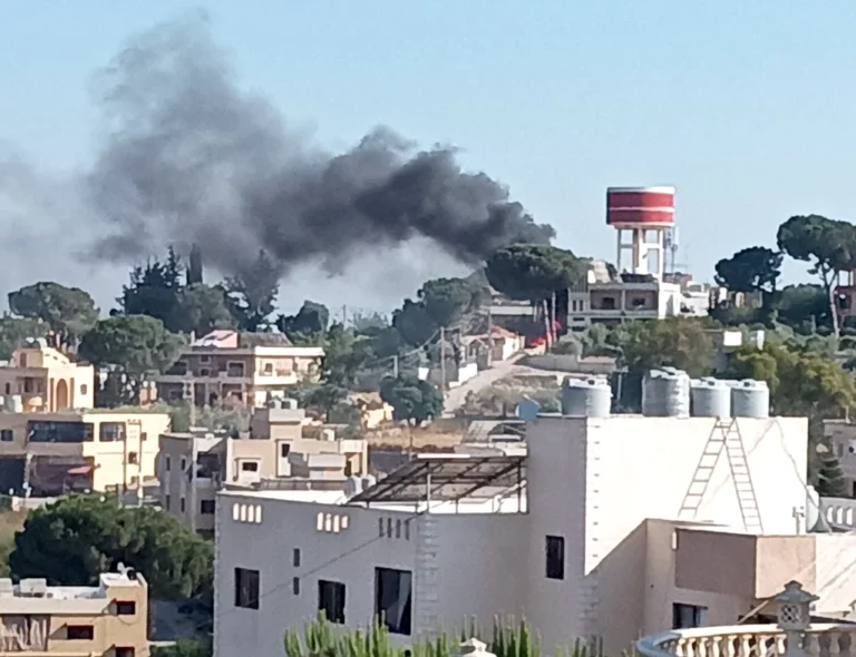 الجيش الإسرائيلي يحرق منازل في بلدة عين عرب جنوب لبنان بعد إنذارات بالإخلاء