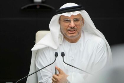 قرقاش: تصعيد خطير في المنطقة واستهداف المدنيين يفاقم الأزمات.. ودعوة عاجلة لخفض التوتر