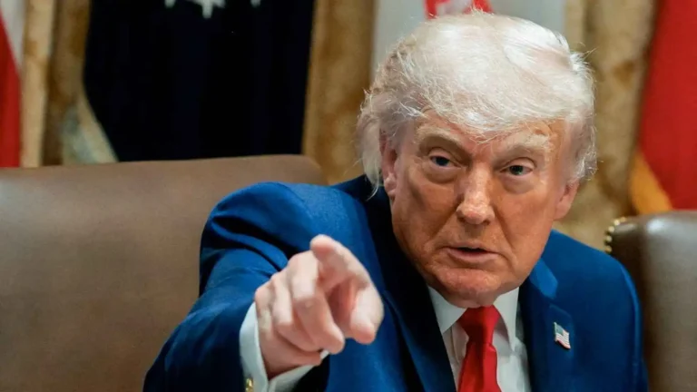 Trump hints at a "commando operation" against Iran