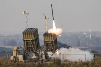 القبة الحديدية مثبتة في حقل مفتوح بشمال إسرائيل