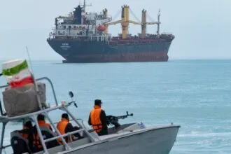 بعد "رد" واشنطن.. هل تتوسع المواجهة العسكرية في مضيق هرمز؟