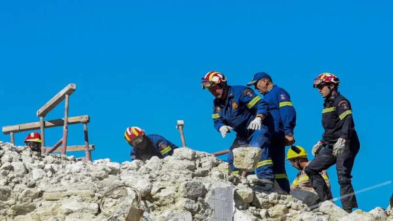 Landslides and panic in Greece after two successive earthquakes.. Here are the details