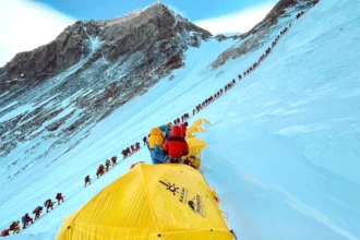 جبل إيفرست يسجل رقماً قياسياً جديداً بأكثر من 1000 متسلق هذا الموسم