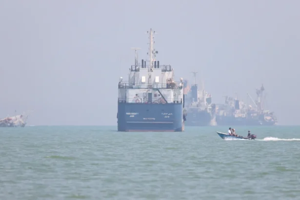 Japanese shipping companies welcome the Hormuz agreement and demand "security guarantees" before resuming navigation