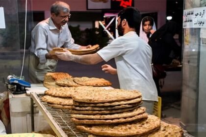 من "اللافاش" إلى "البارباري".. صدمة أسعار الخبز From "lavash" to "barbari"... Bread price shock sweeps the Iranian streetالشارع الإيراني
