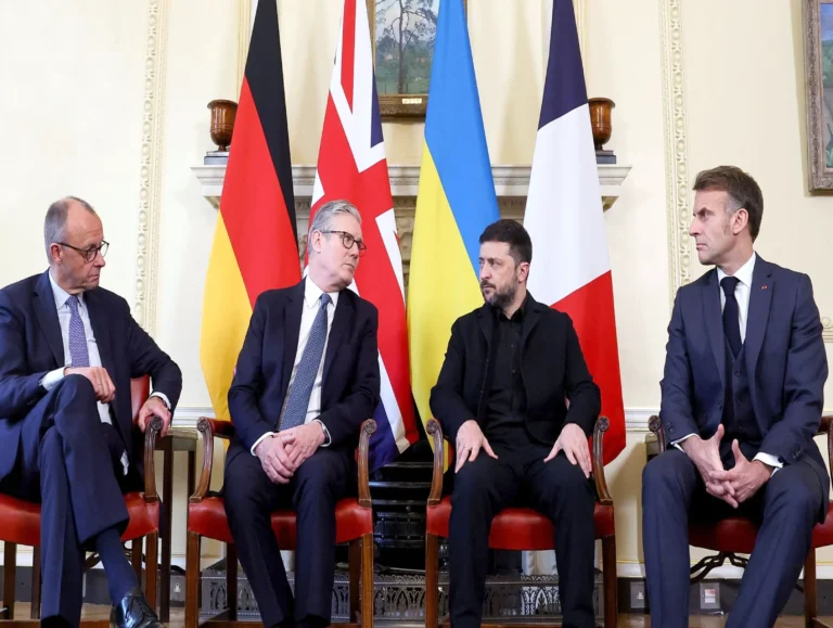قادة فرنسا وألمانيا وبريطانيا يلتقون زيلينسكي في لندن الأحد