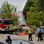 حادث مروع في ميونخ.. قطار يسقط من فوق جسر ويصيب شخصاً بجروح خطيرة