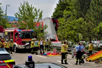 حادث مروع في ميونخ.. قطار يسقط من فوق جسر ويصيب شخصاً بجروح خطيرة