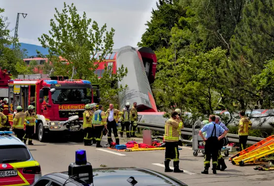 حادث مروع في ميونخ.. قطار يسقط من فوق جسر ويصيب شخصاً بجروح خطيرة