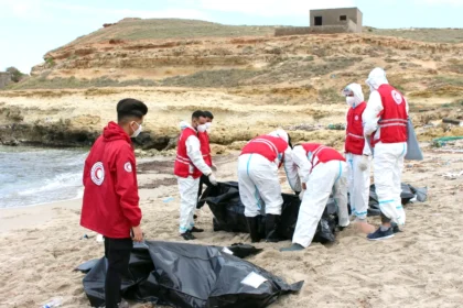 ليبيا انتشال ودفن 18 جثة لمهاجرين غير قانونيين لفظتهم الأمواج
