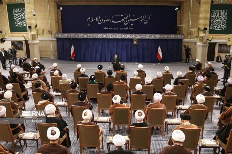 ماذا يحدث داخل البرلمان الإيراني؟ "حصار" المجلس يشعل صراع الأجنحة