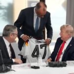 ميرتز يهدي ترامب قميص المنتخب الألماني "ترامب 47" بقمة السبع