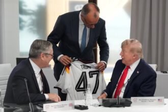 ميرتز يهدي ترامب قميص المنتخب الألماني "ترامب 47" بقمة السبع