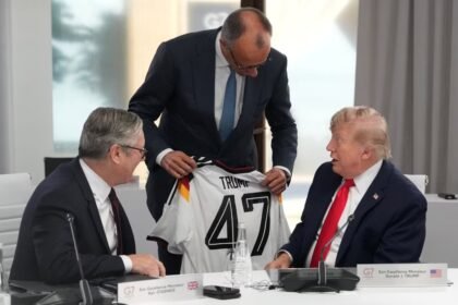 ميرتز يهدي ترامب قميص المنتخب الألماني "ترامب 47" بقمة السبع
