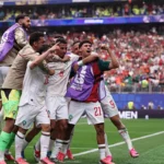 المغرب يقصي كندا بثلاثية ويبلغ ربع نهائي كأس العالم 2026 حجز منتخب المغرب مقعده في الدور ربع النهائي من بطولة كأس العالم 2026، بعدما حقق فوزًا مستحقًا على نظيره الكندي بثلاثية دون رد، في المباراة التي أقيمت مساء اليوم السبت، ضمن منافسات دور الـ16. واستضاف ملعب "إن آر جي" المواجهة التي فرض خلالها "أسود الأطلس" سيطرتهم، ليحسموا بطاقة التأهل إلى الدور التالي. وافتتح عز الدين أوناحي التسجيل في الدقيقة 50، بعدما استغل تمريرة أرضية متقنة من أشرف حكيمي، ليسدد الكرة بقوة داخل الشباك. وعاد أوناحي ليضاعف النتيجة في الدقيقة 82، مسجلًا هدفه الشخصي الثاني والثاني لمنتخب المغرب، إثر تمريرة من إبراهيم دياز داخل منطقة الجزاء، قابلها بتسديدة مباشرة سكنت المرمى. وفي الدقيقة الثامنة من الوقت المحتسب بدل الضائع، اختتم سفيان رحيمي ثلاثية "أسود الأطلس"، بعدما استقبل تمريرة من إبراهيم دياز، ليسددها مباشرة من أمام المرمى إلى داخل الشباك. المغرب يقصي كندا بثلاثية ويتأهل لدور ربع النهائي من كأس العالم 2026