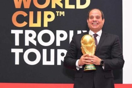 السيسي يهنئ منتخب مصر بعد التأهل التاريخي إلى دور الـ16 في كأس العالم