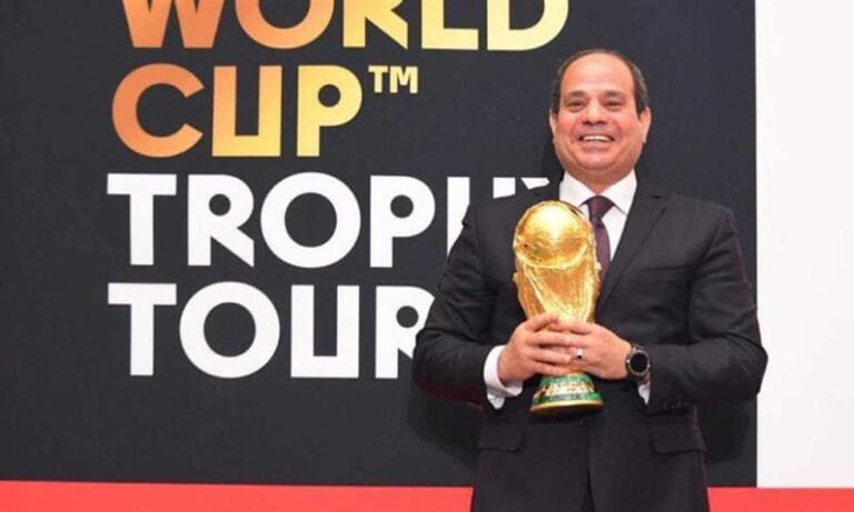 السيسي يهنئ منتخب مصر بعد التأهل التاريخي إلى دور الـ16 في كأس العالم