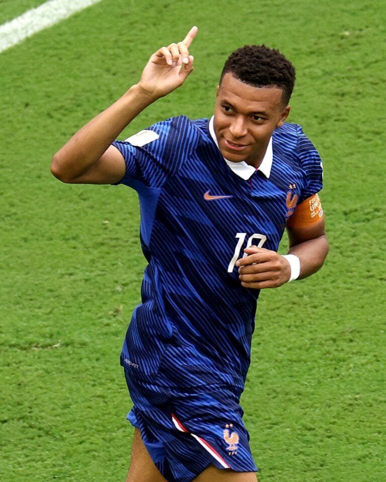 مبابي يحسم لقب هداف كأس العالم