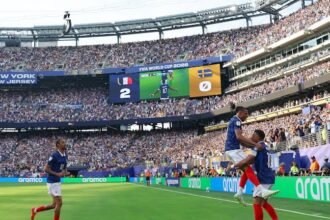 فرنسا تضرب موعدًا مع باراجواي في ثمن نهائي كأس العالم بثلاثية أمام السويد