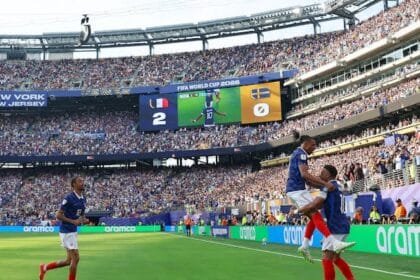 فرنسا تضرب موعدًا مع باراجواي في ثمن نهائي كأس العالم بثلاثية أمام السويد