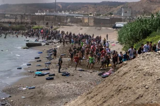 أزمة لجوء طارئة في إسبانيا: حالة تأهب قصوى في سبتة بعد عبور آلاف الحدود