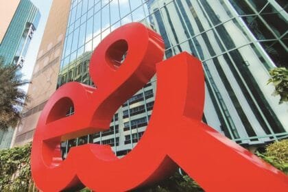 بـ 5.95 مليار دولار.. "إي آند" تستكمل بيع حصتها في "فودافون"
