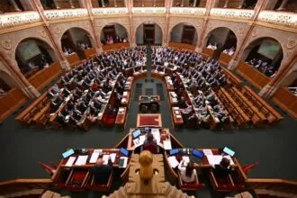 Constitutional crisis in Hungary: Parliament ousts president amid widespread opposition to reforms