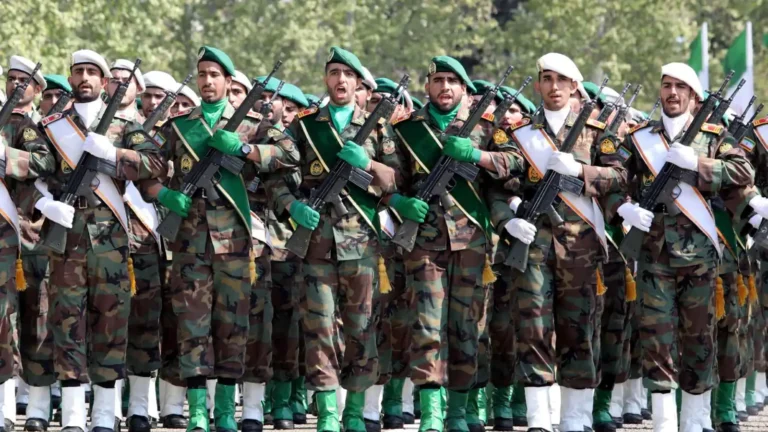 The Revolutionary Guard announces the death of one of its members in US airstrikes