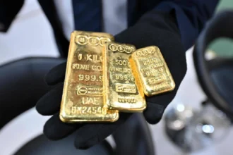 Gold rises by more than 1%, surpassing the $4,000 per ounce mark