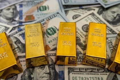 الذهب ينخفض عالميا والدولار يستقر بانتظار السياسة النقدية الأمريكية