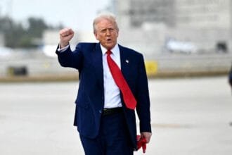Trump threatens a large-scale military response against Iran amid uncertainty over the future of de-escalation